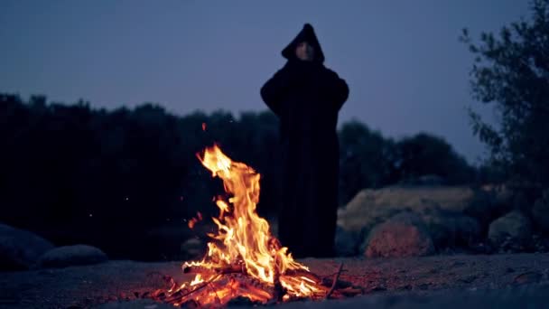 Sorcière Noire Manteau Pendant Rituel Près Feu Concept Halloween — Video