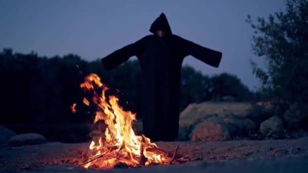 Sorcière Noire Manteau Pendant Rituel Près Feu Concept Halloween — Video