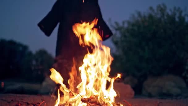 Strega Nera Mantello Durante Rituale Vicino Fuoco Concetto Halloween — Video Stock