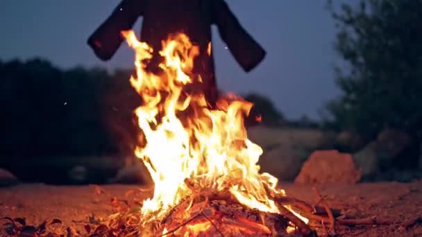 Svart Häxa Mantel Ritual Nära Eld Halloween Koncept — Stockvideo