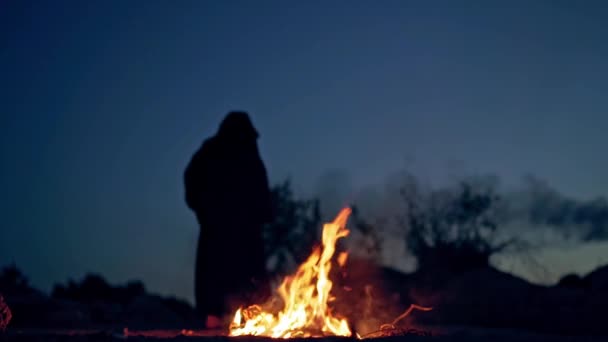 Svart Häxa Mantel Ritual Nära Eld Halloween Koncept — Stockvideo