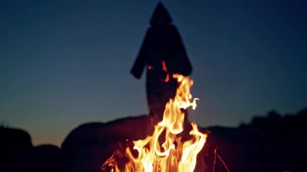 Sorcière Noire Manteau Pendant Rituel Près Feu Concept Halloween — Video