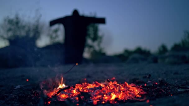 Svart Häxa Mantel Ritual Nära Eld Halloween Koncept — Stockvideo