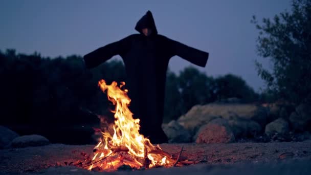 Ateş Yakma Ayini Sırasında Mantoda Siyah Cadı Cadılar Bayramı Konsepti — Stok video