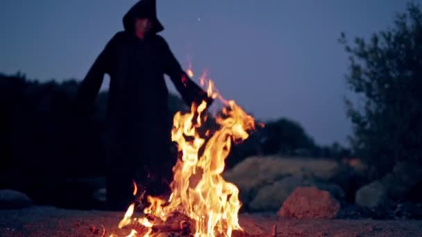 Svart Häxa Mantel Ritual Nära Eld Halloween Koncept — Stockvideo