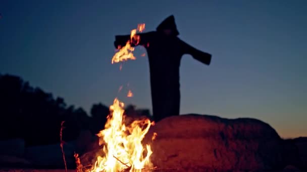 Sorcière Noire Manteau Pendant Rituel Près Feu Concept Halloween — Video