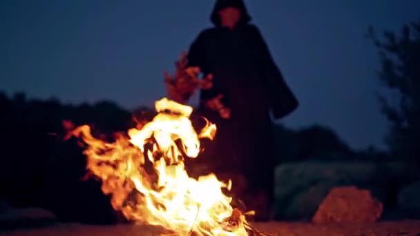 Sorcière Noire Manteau Pendant Rituel Près Feu Concept Halloween — Video