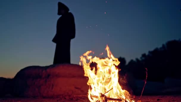 Ateş Yakma Ayini Sırasında Mantoda Siyah Cadı Cadılar Bayramı Konsepti — Stok video