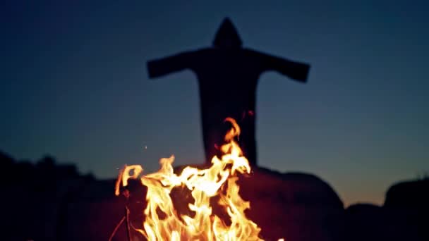 Bruja Negra Manto Durante Ritual Cerca Del Fuego Concepto Halloween — Vídeos de Stock