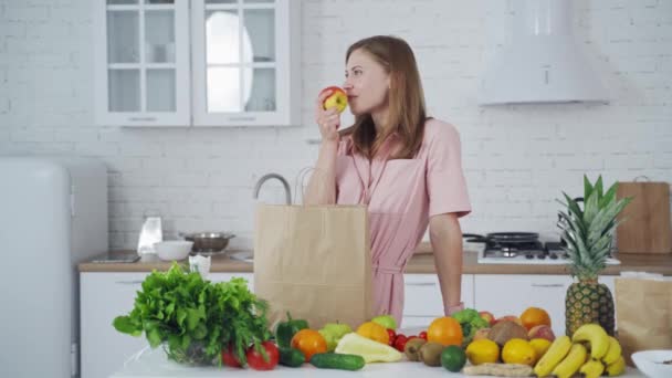 Krásná Žena Čerstvým Jablkem Doma Ekologické Ovoce Zelenina Kuchyňském Stole — Stock video