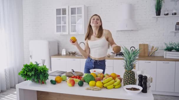 Mooie Slanke Vrouw Danst Met Vers Fruit Moderne Keuken Gelukkige — Stockvideo