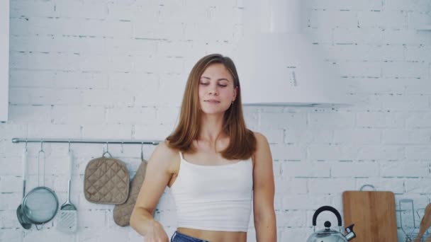 Mulher Bonita Com Frigideiras Casa Uma Jovem Musculosa Segurar Duas — Vídeo de Stock