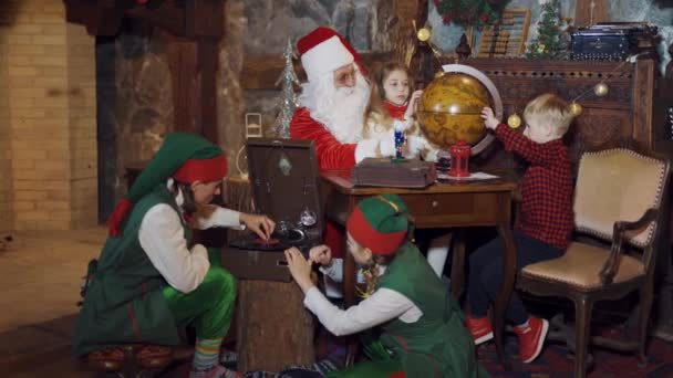 Άγιος Βασίλης Μικρά Παιδιά Και Δύο Ξωτικά Στην Κατοικία Του — Αρχείο Βίντεο