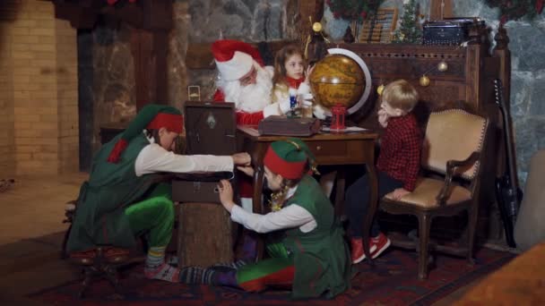Santa Claus Ukazuje Země Zeměkouli Malým Dětem Elfové Snaží Dělat — Stock video