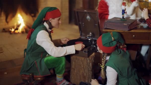 Zvláštní Elfové Retro Magnetofonem Uvnitř Elfové Slavnostních Kostýmech Hrají Starým — Stock video