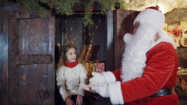 Santa Claus Malou Holkou Santa Červeném Kostýmu Držet Dřevěnou Hračku — Stock video