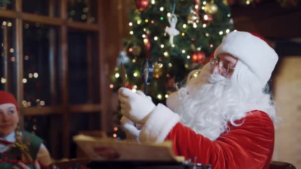 Moș Crăciun Uită Plic Prin Lupă Fundalul Bradului Crăciun Moș — Videoclip de stoc