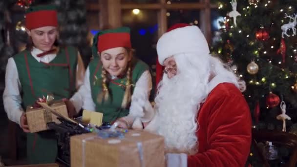Moş Crăciun Doi Elfi Cadouri Elfii Fericiți Costume Zână Vorbesc — Videoclip de stoc