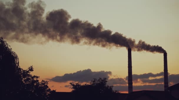 Забруднення Повітря Промислові Труби Густим Димом Забруднюють Атмосферу Дві Великі — стокове відео