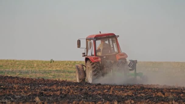 Vista Posterior Tractor Arando Suelo Maquinaria Agrícola Que Prepara Terreno — Vídeo de stock