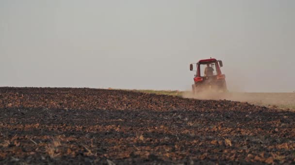 Fundo Campo Marrom Trator Arar Solo Trator Que Cultiva Campo — Vídeo de Stock