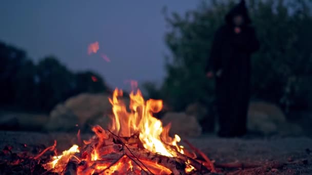 Halloween Brennendes Holz Auf Dem Natürlichen Hintergrund Mit Dunkler Gestalt — Stockvideo