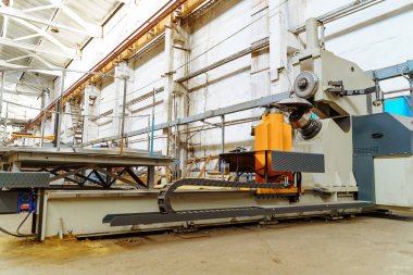 Makine fabrikası atölyesi. Fabrikada özel teknik ya da makine.
