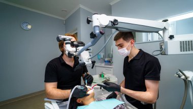 Modern dişçilik bürosu içi sandalye ve aletlerle dolu. Stomatolojide mikroskop. Diş sağlığı, ilaç, tıbbi ekipman ve stomatoloji kavramı.