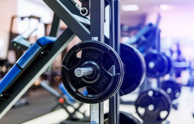 Spor salonunda spor aletleri halterleri. Spor fitness merkezinde siyah halter plakası. Yakın plan.