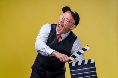 Film yönetmenliği. Film yapımcılığı. İnsani duygular. Film çekerken kanat çırpan bir adam. Kapat..