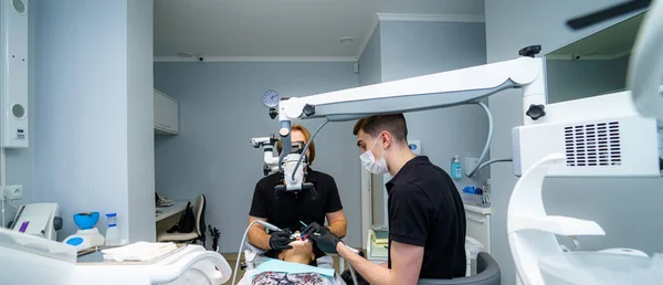 Dois Dentistas Examinam Dentes Paciente Para Tratamento Adicional Armário Estomatologia — Fotografia de Stock