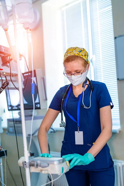 Intensive Care Physician Prepares Equipment Artificial Ventilation Lungs Intubation Critical — Stock Photo, Image