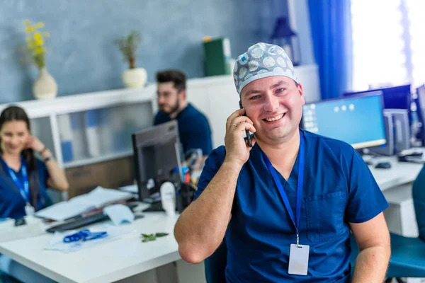 Médico Masculino Escritório Sorrindo Para Câmera Moderno Hospital Escritório Fundo — Fotografia de Stock