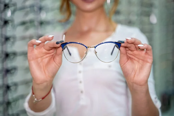 Frau Steht Mit Vielen Gläsern Hintergrund Optikgeschäft Stand Mit Brille — Stockfoto