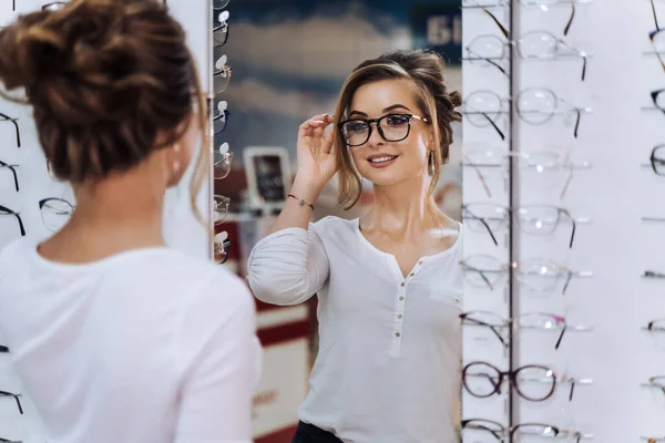 Kvinnan Glasögon Väljer Glasögon Klient Optik Selektivt Fokus Kvinna Korrigerande — Stockfoto
