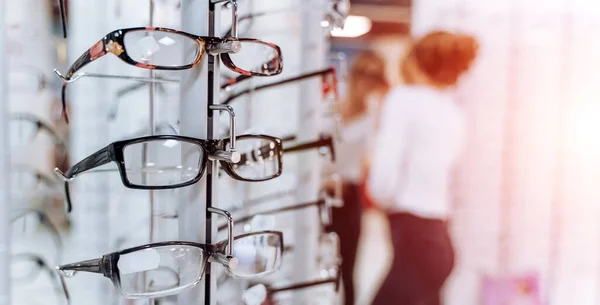 眼鏡の行は 光学で 眼鏡店 光学系の店内にメガネで立ってください 現代の眼科店で眼鏡をかけたショーケース — ストック写真