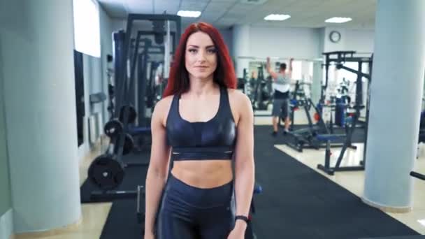 Retrato Una Joven Musculosa Entrando Gimnasio Hermosa Mujer Atlética Ropa — Vídeos de Stock