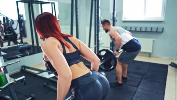 Vista Posterior Una Pareja Deportiva Durante Duro Entrenamiento Gimnasio Mujer — Vídeos de Stock