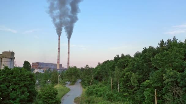 Cityscape Pozadí Dvěma Velkými Trubkami Kouřem Továrny Průmyslových Trubek Zelených — Stock video