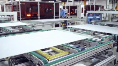 Modern otomatik güneş enerjisi üretimi. Fabrika güneş panelleri üretiyor. Bir güneş paneli fabrikasında çalışan endüstriyel robotik makineler.