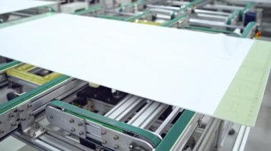 Güneş panelleri yapmak için otomatik cihaz. Endüstriyel fabrika robotik ekipmanlarla güneş enerjisi üretiyor. Yenilik teknolojisi kavramı.