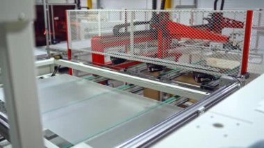 Güneş paneli taşıma bandında hareket ediyor. Modern fabrikada güneş pilleri üretmek için otomatik makine.