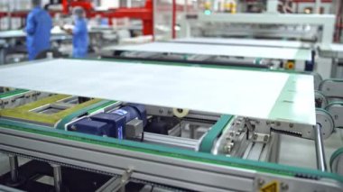 Güneş panelleri üreten fabrika mekanizması. Güneş enerjisi üretimi için otomatik ekipman. Yenilik teknolojisi kavramı.