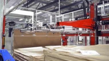Otomatik fabrika ekipmanları çalışıyor. Endüstriyel santralin çağdaş arka planında özel makineler yükseliyor..