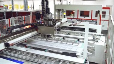 Güneş panelleri üretmek için robot ekipmanları. Modern bir fabrikada otomatik güneş pilleri üretimi.