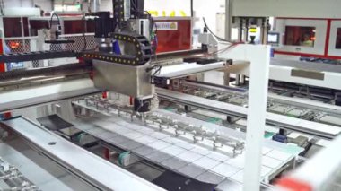 Çalışan bir fabrika mekanizmasının güneş pilleri dağılımının görüntüleri. Otomatik güneş enerjisi üretimi. Güneş panelleri üretmek için çağdaş fabrika.
