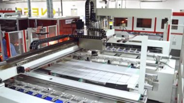 Modern otomatik güneş enerjisi üretimi. Güneş pilleri üreten fabrika mekanizması. Yenilik teknolojisi kavramı.