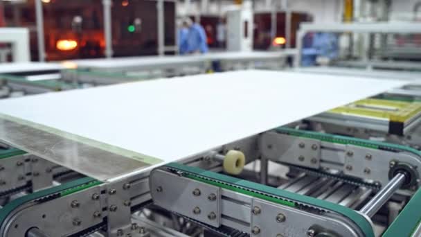 在现代化工厂内制造干净太阳能电池板的过程 用于生产太阳能电池的自动化机器 当代工厂的机器人设备 — 图库视频影像