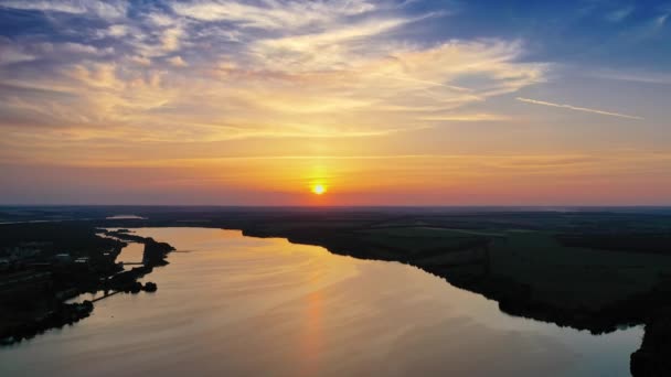 Prachtige Rivier Achtergrond Tussen Velden Bij Schemering Natuurlijke Zomerlandschap Avond — Stockvideo