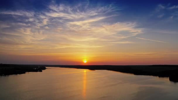 Tolle Aussicht Auf Den Fluss Bei Sonnenuntergang Flug Über Das — Stockvideo